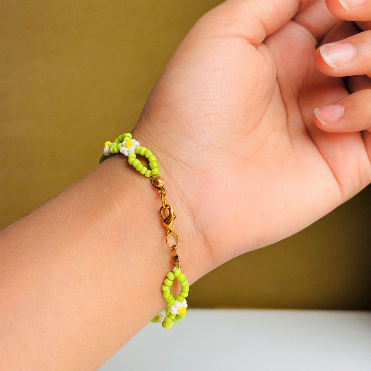 Daisy Green Looped Bracelet - Image 2