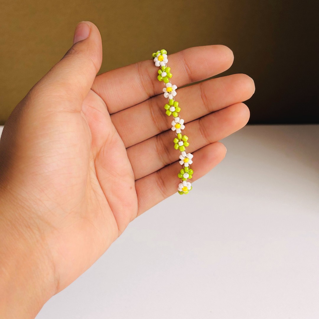 Green & White Daisy Bracelet