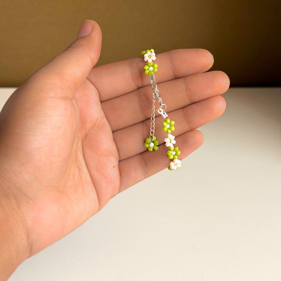 Green & White Daisy Bracelet - Image 2