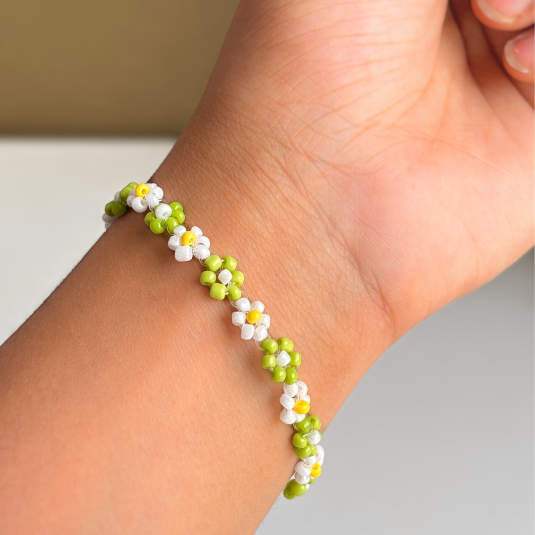 Green & White Daisy Bracelet - Image 3