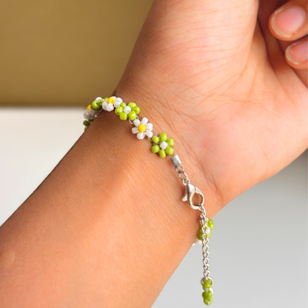 Green & White Daisy Bracelet - Image 4